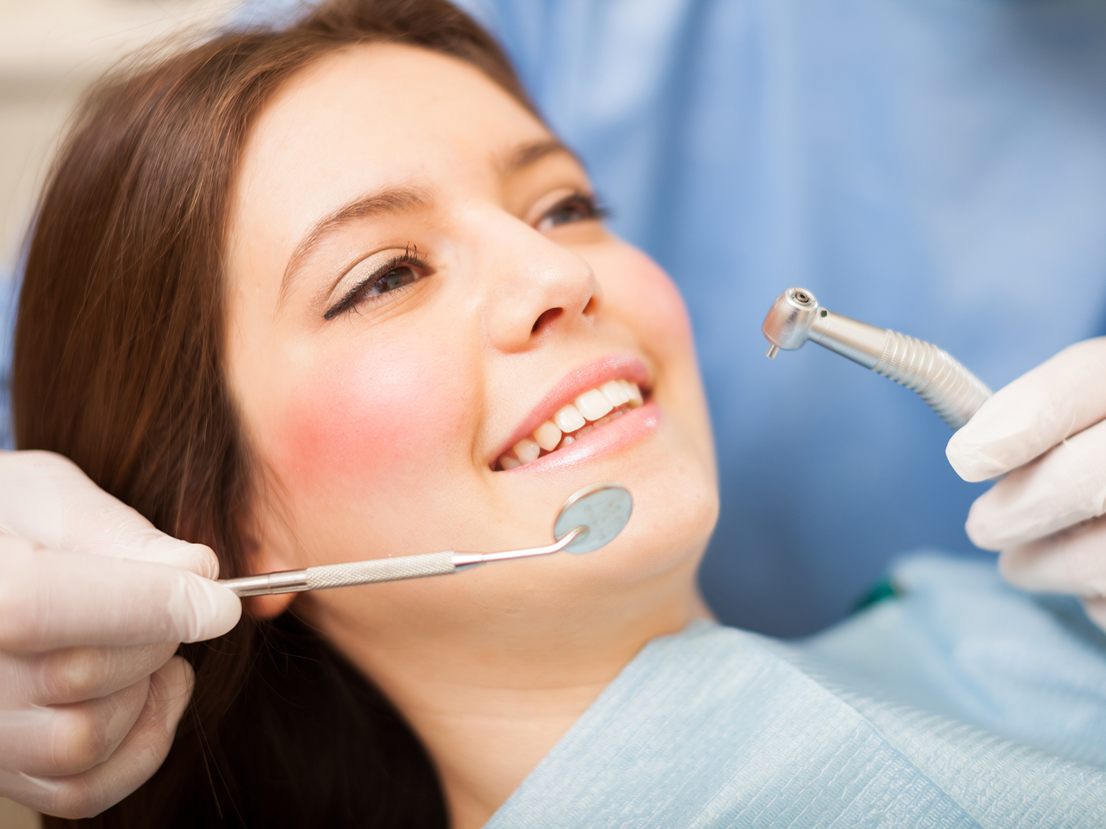 What are the possible symptoms of a root canal infection?
